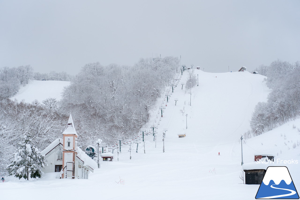 かもい岳国際スキー場｜今季の降雪量は、道内トップクラス！クリスマスイブのレポートは、積雪たっぷりの『かもい岳』(^^)v